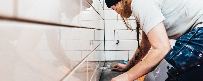Femme travaillant en construction